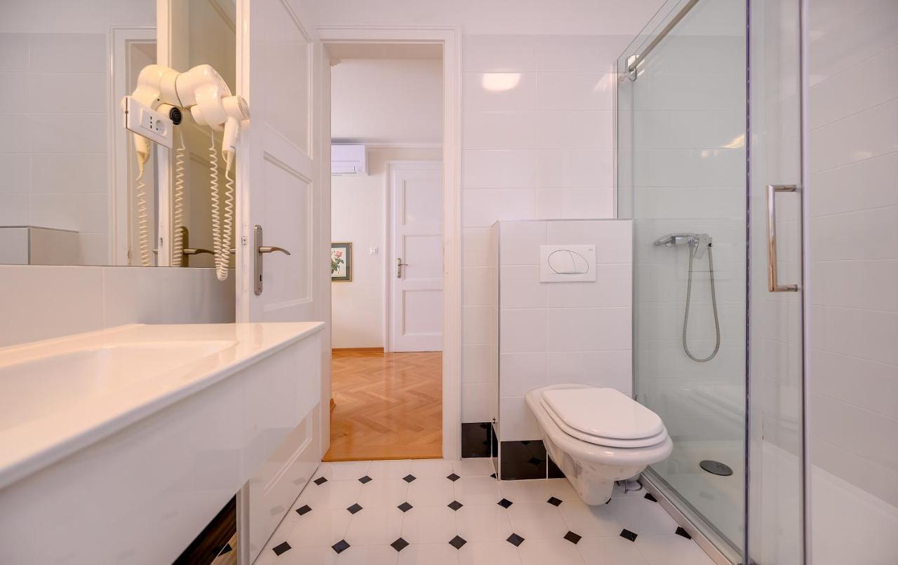 Palace Schoen Milesi - Esense Of Prestige - Private Pool - Free Parking - Old Money Style Luxury Rooms - Walking Distance To The Old Town, The Beach And All Amenities - Buralux Properties 스플리트 외부 사진