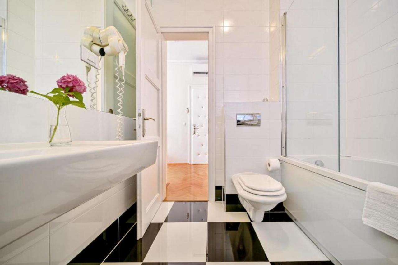Palace Schoen Milesi - Esense Of Prestige - Private Pool - Free Parking - Old Money Style Luxury Rooms - Walking Distance To The Old Town, The Beach And All Amenities - Buralux Properties 스플리트 외부 사진