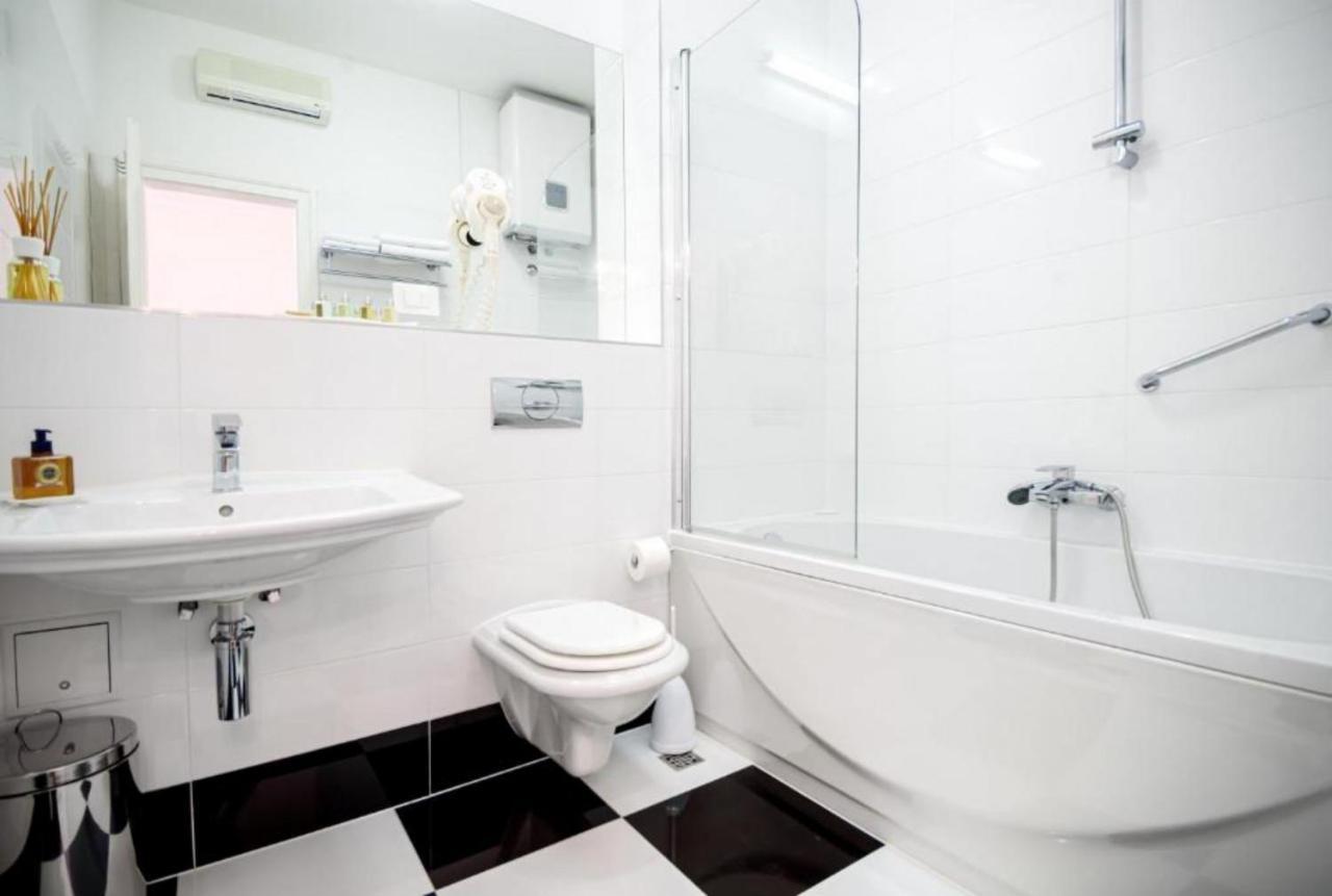 Palace Schoen Milesi - Esense Of Prestige - Private Pool - Free Parking - Old Money Style Luxury Rooms - Walking Distance To The Old Town, The Beach And All Amenities - Buralux Properties 스플리트 외부 사진