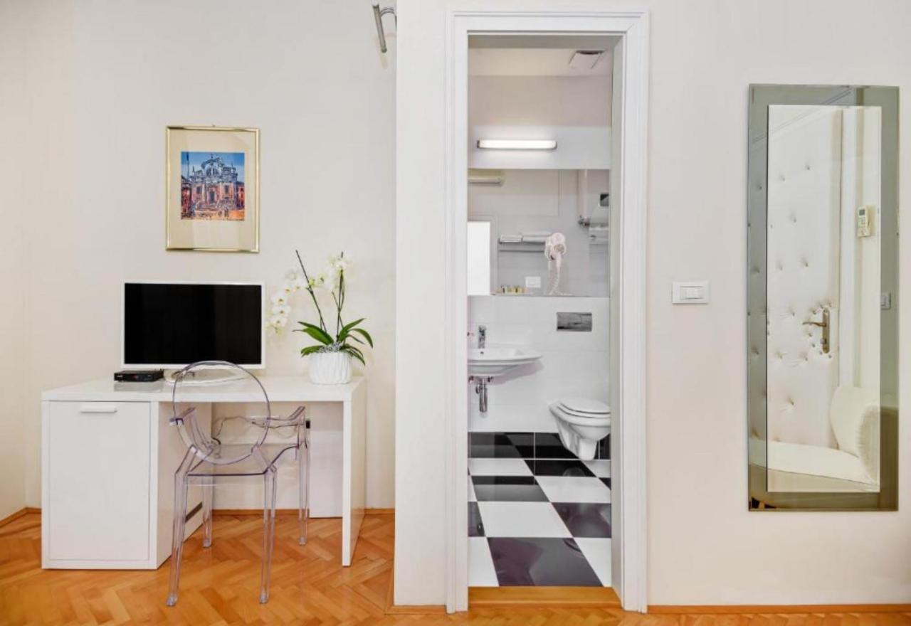 Palace Schoen Milesi - Esense Of Prestige - Private Pool - Free Parking - Old Money Style Luxury Rooms - Walking Distance To The Old Town, The Beach And All Amenities - Buralux Properties 스플리트 외부 사진