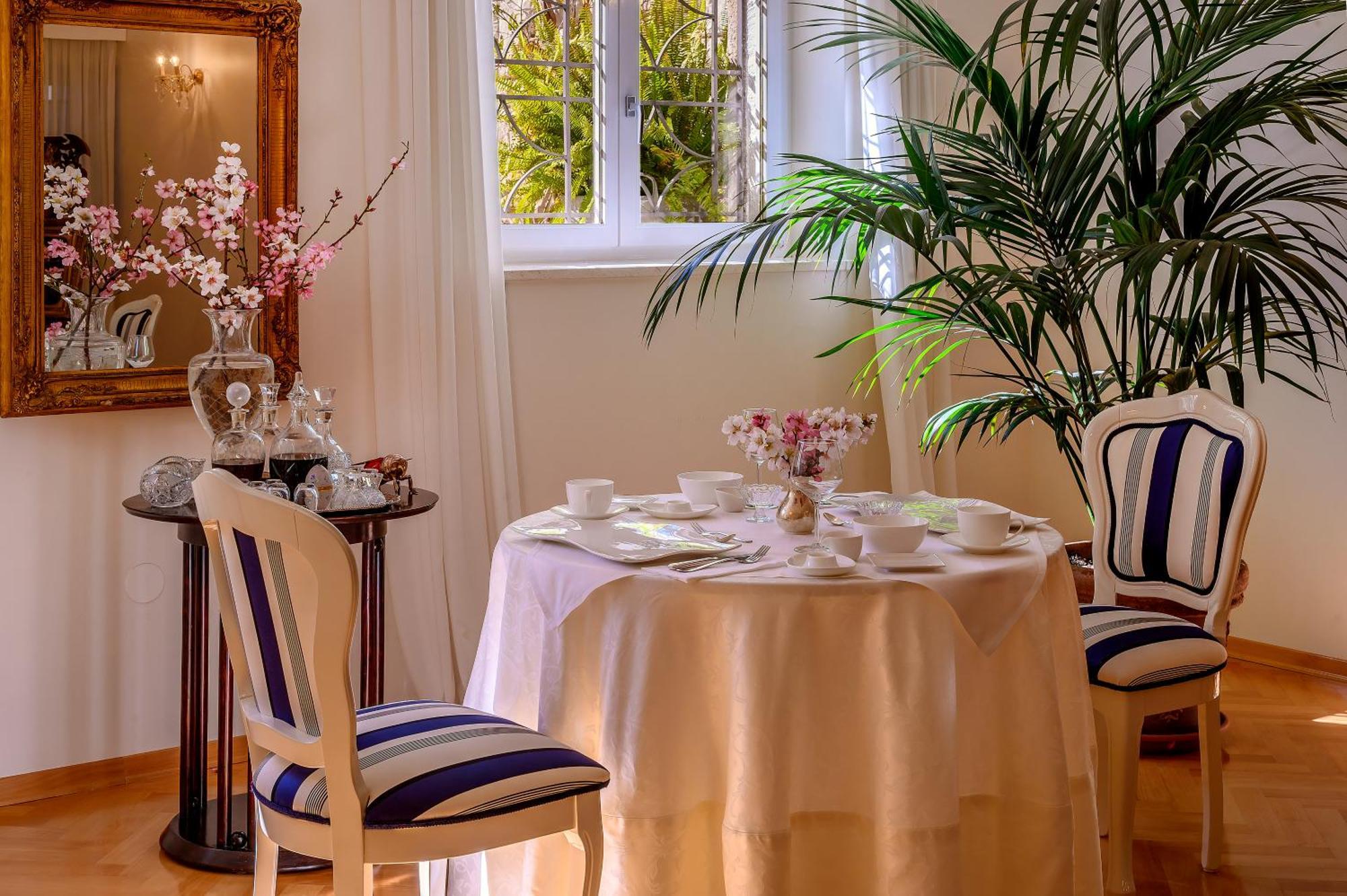 Palace Schoen Milesi - Esense Of Prestige - Private Pool - Free Parking - Old Money Style Luxury Rooms - Walking Distance To The Old Town, The Beach And All Amenities - Buralux Properties 스플리트 외부 사진